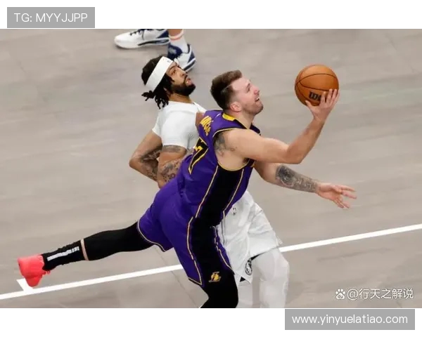 太阳队与独行侠队激战正酣比分胶着引发球迷热议 太阳队与独行侠队激战正酣比分胶着引发球迷热议